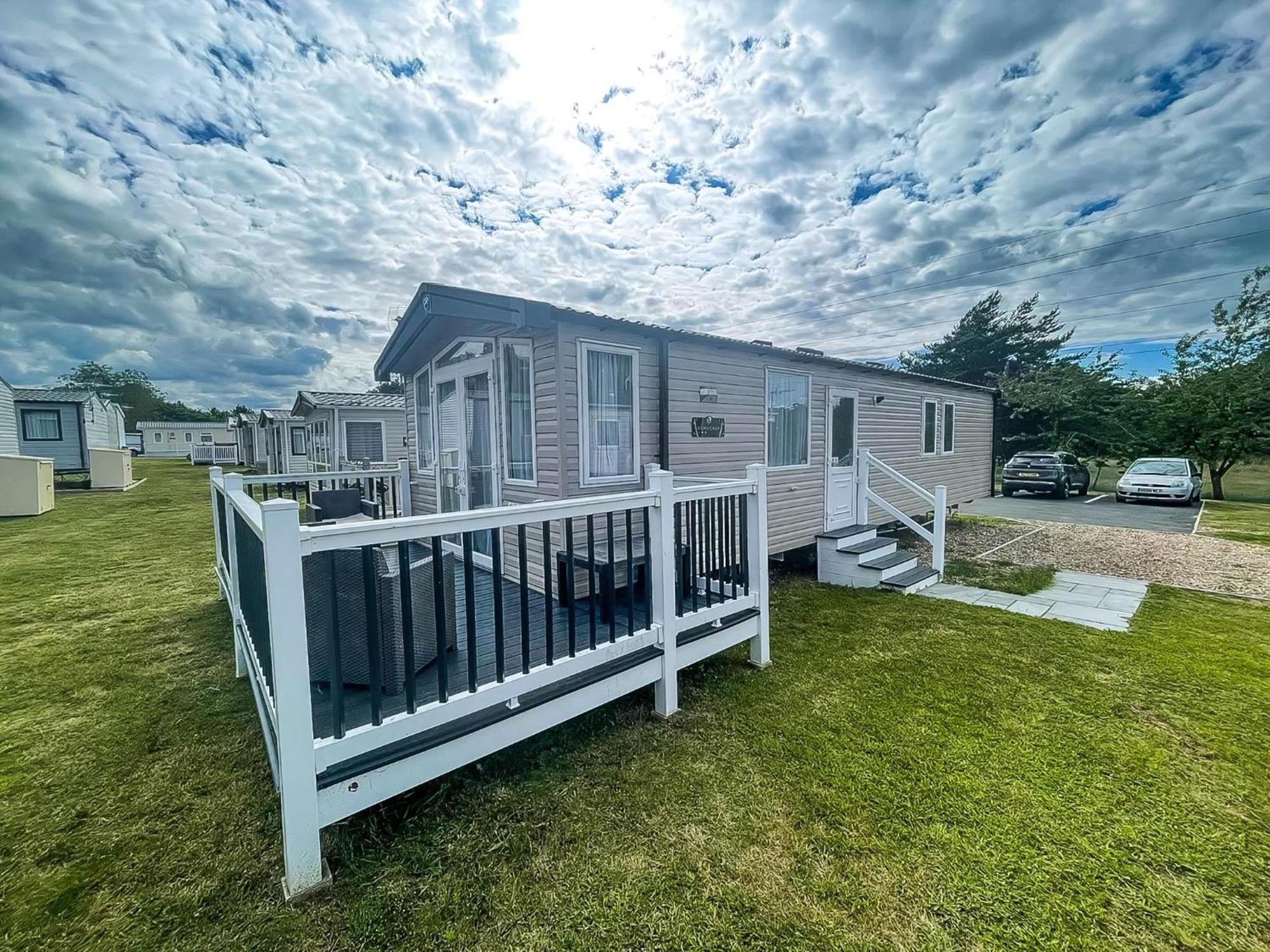 Modern Caravan At Caldecott Hall With Decking In Norfolk, Sleeps 8 Ref 91068c Campingplatz